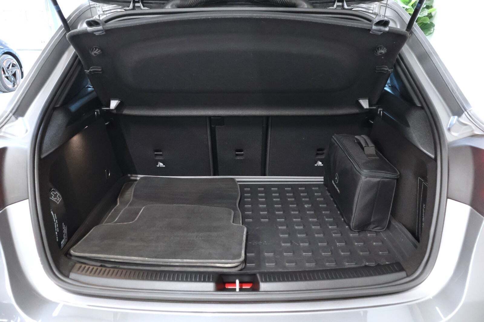 Grå Mercedes A250 e fra 2021