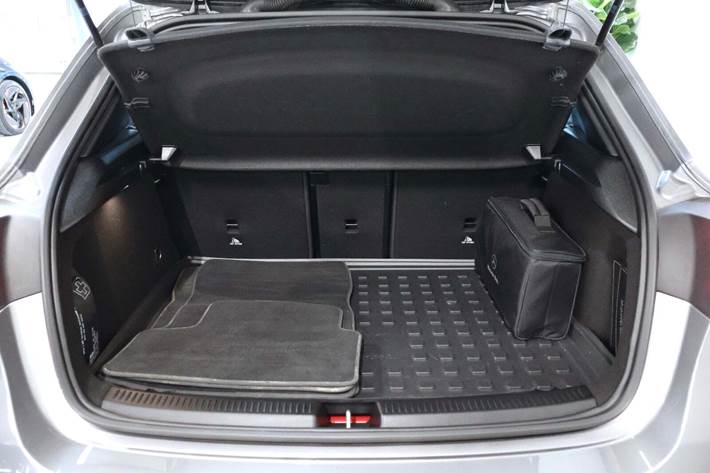 Grå Mercedes A250 e fra 2021