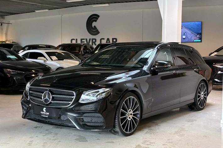 Sort Mercedes E220 d fra 2020 set udefra