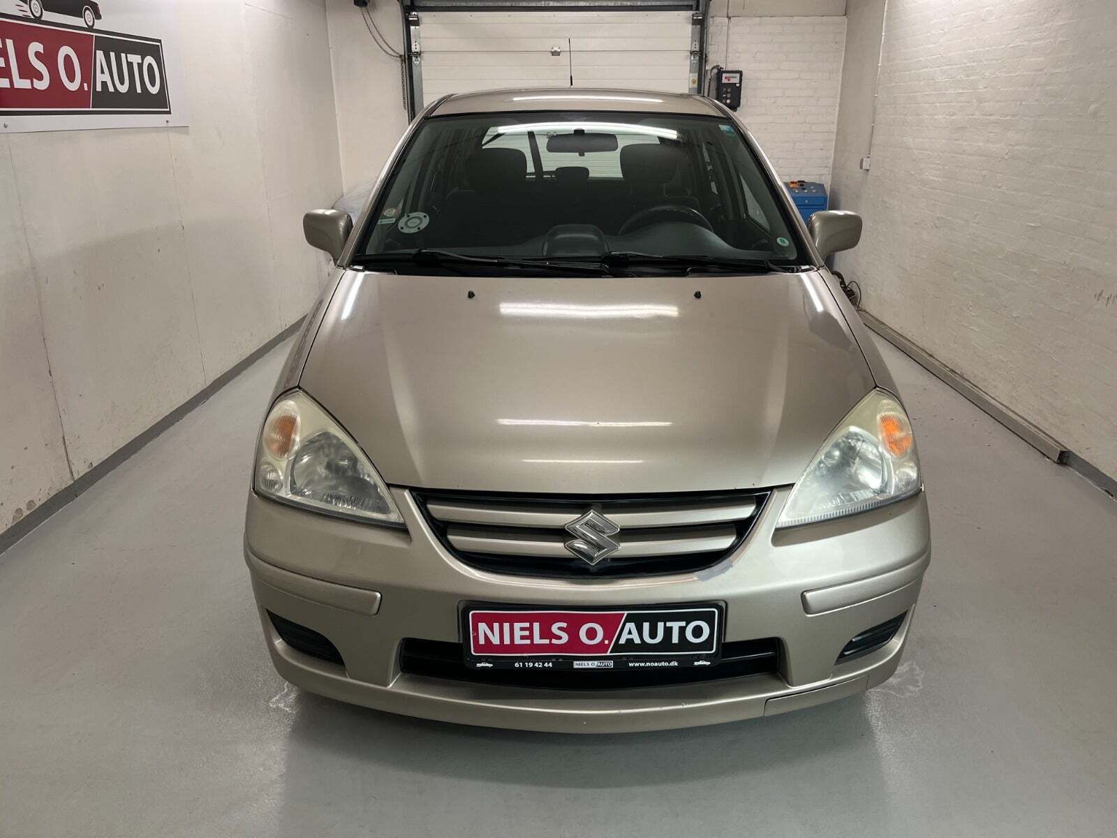 Orange Suzuki Liana fra 2005