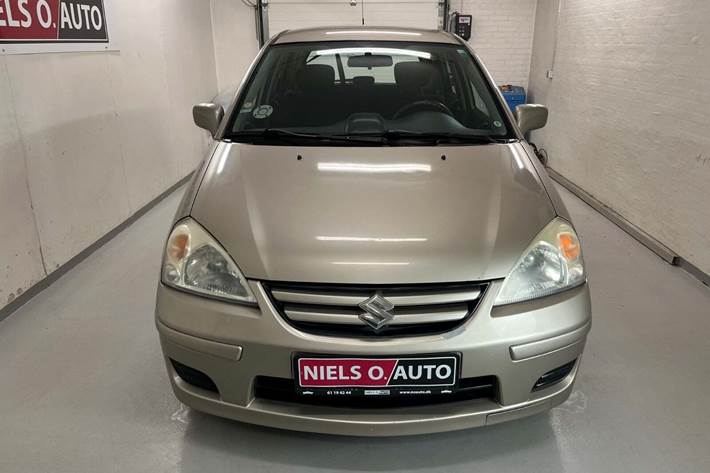 Orange Suzuki Liana fra 2005