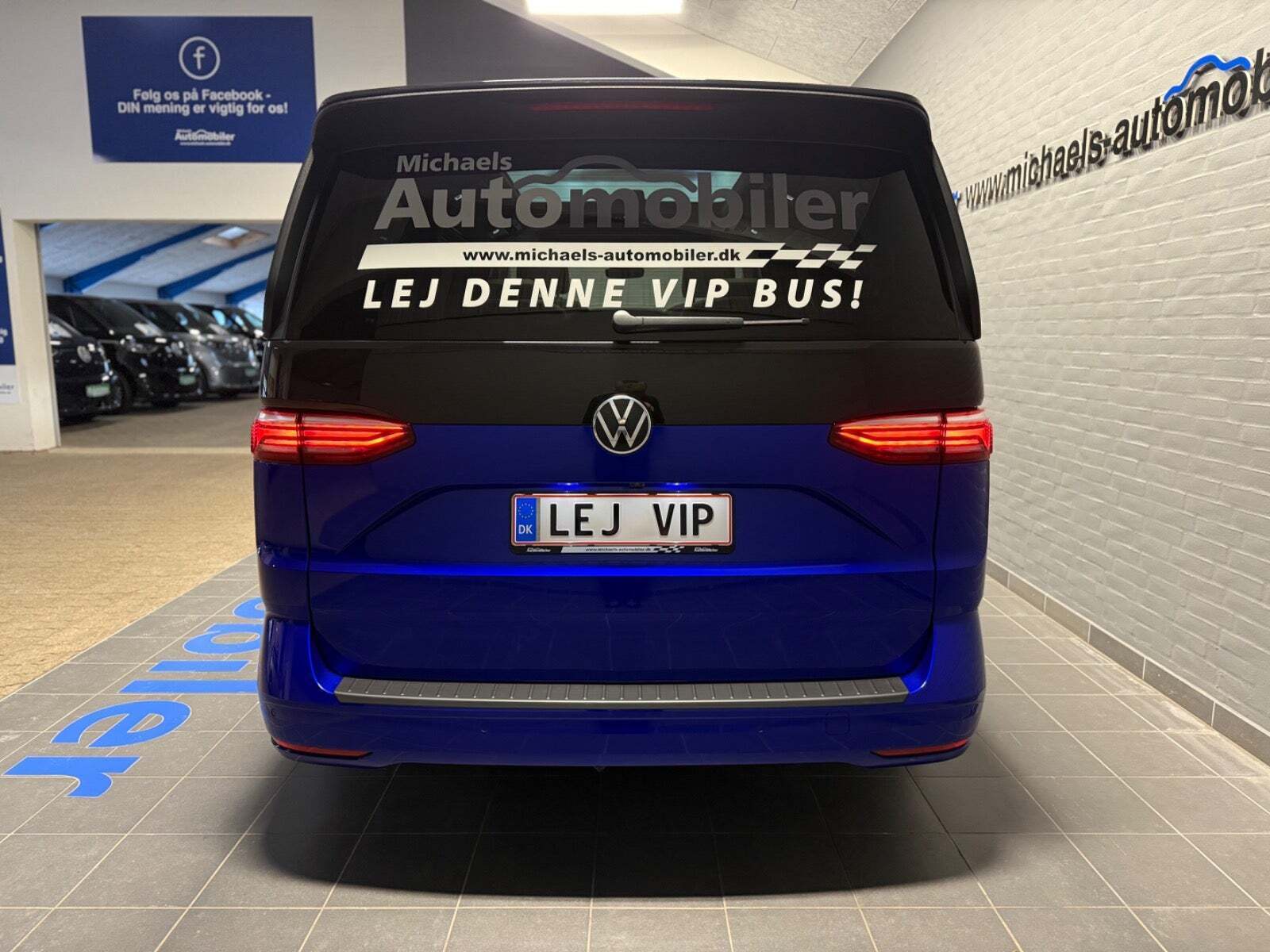 Sort VW Multivan fra 2024 set udefra