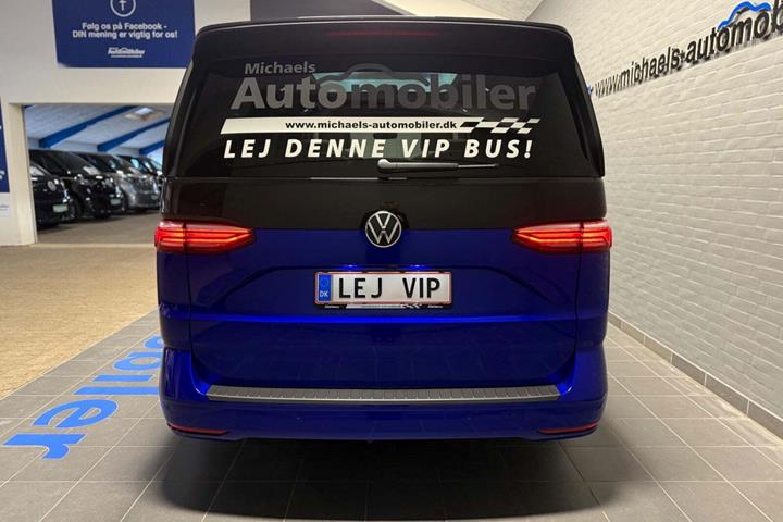 Sort VW Multivan fra 2024 set udefra