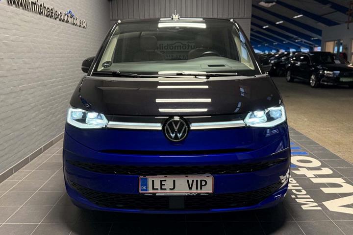 Sort VW Multivan fra 2024 set udefra