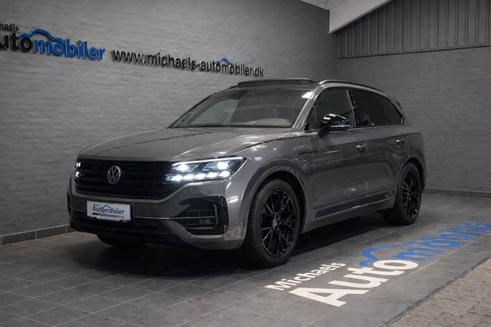 Grå VW Touareg fra 2021 set udefra