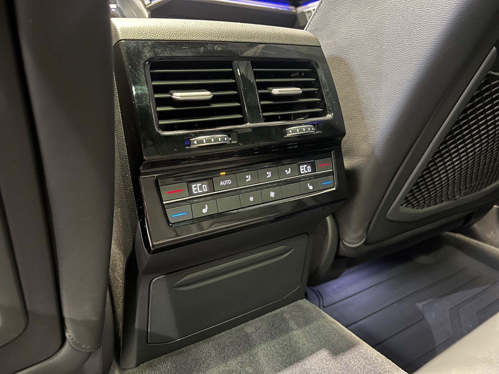 Grå VW Touareg fra 2021