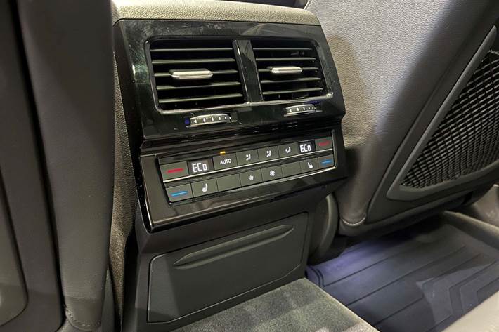 Grå VW Touareg fra 2021