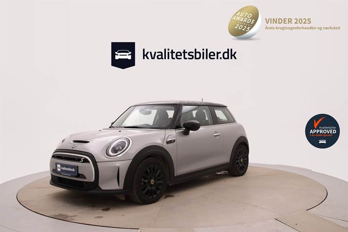 Sølv Mini Cooper fra 2023 set udefra