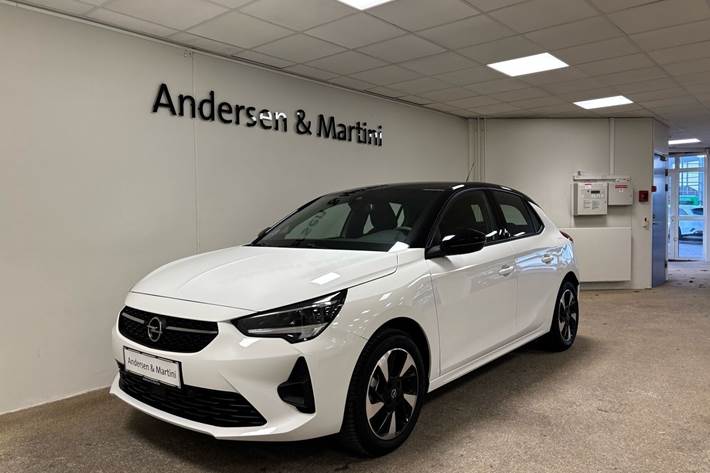 Hvid Opel Corsa-e fra 2023 set udefra