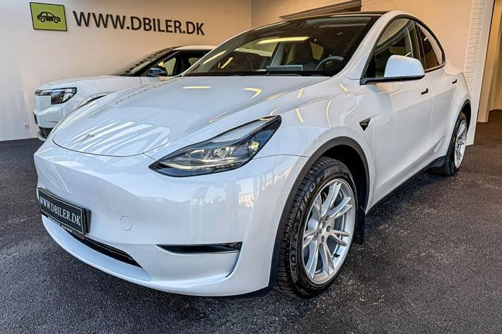 Hvid Tesla Model Y fra 2023 set udefra