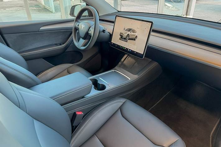 Hvid Tesla Model Y fra 2023