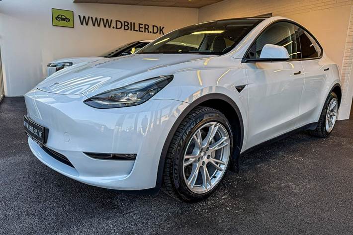 Hvid Tesla Model Y fra 2023