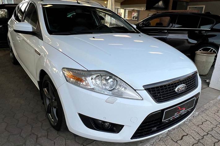 Hvid Ford Mondeo fra 2008 set udefra