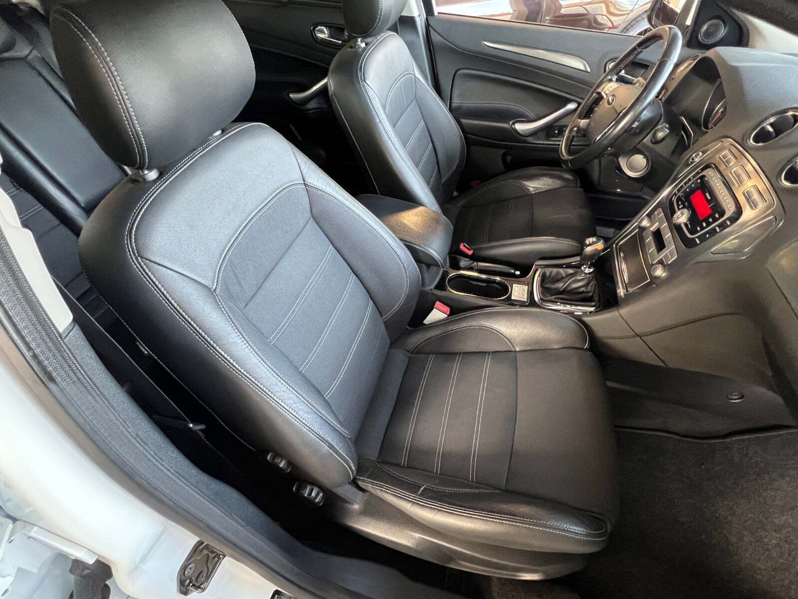 Hvid Ford Mondeo fra 2008