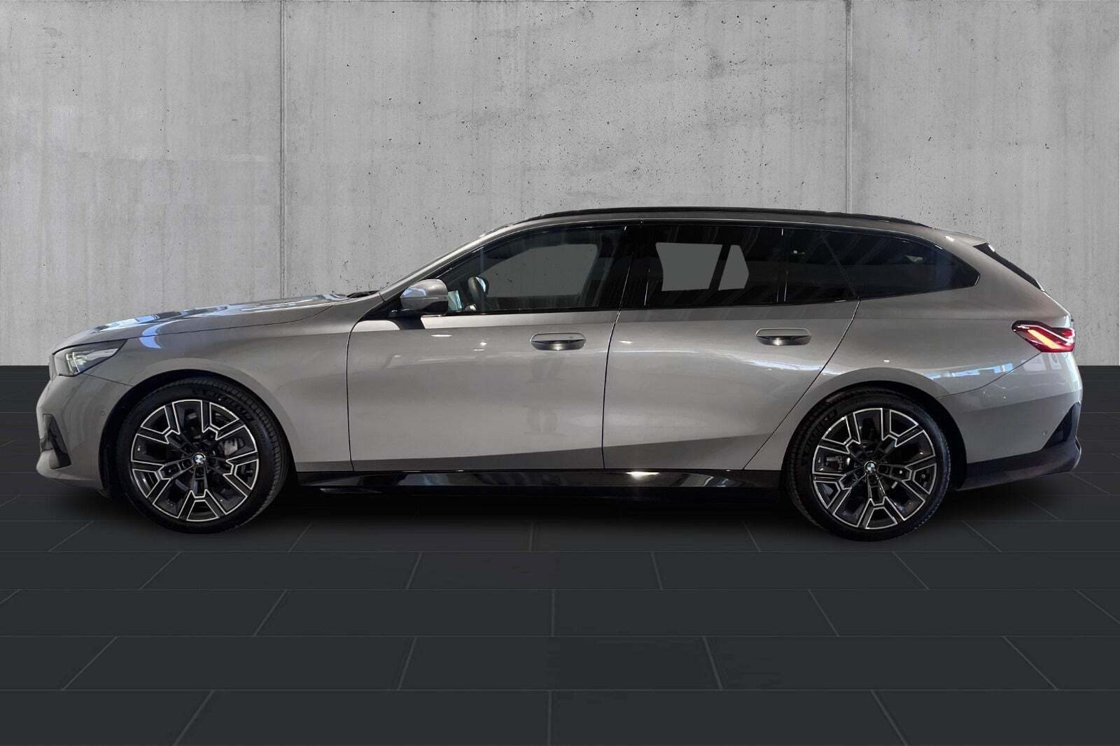 BMW i5 eDrive40 Touring Fully Charged