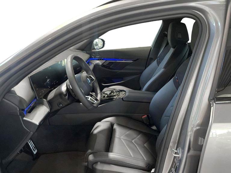 BMW i5 eDrive40 Touring Fully Charged