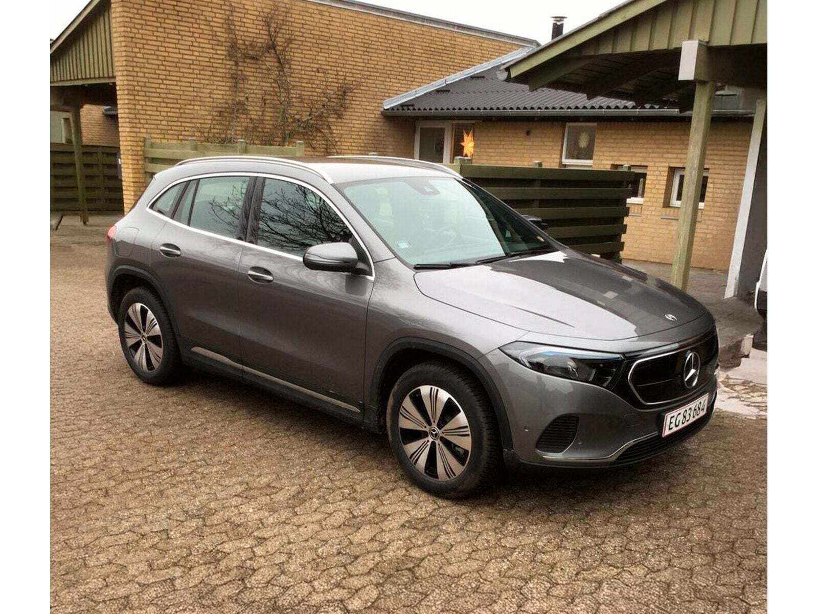 Sølv Mercedes EQA250 fra 2023