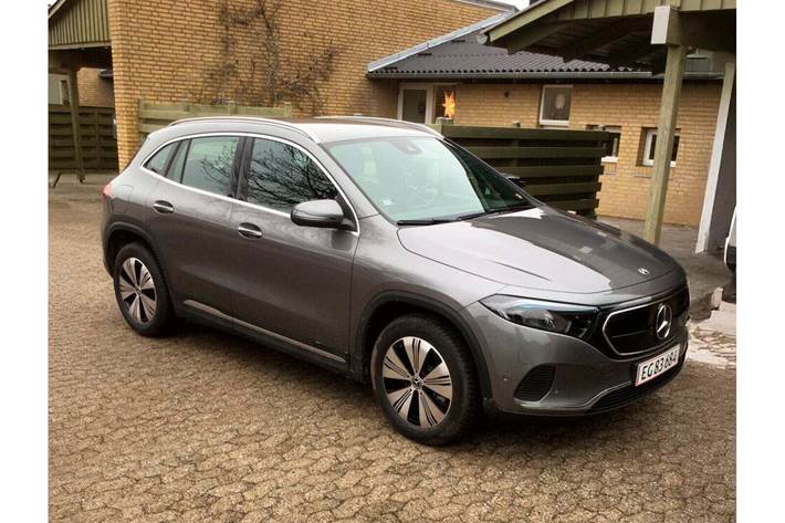 Sølv Mercedes EQA250 fra 2023 set udefra