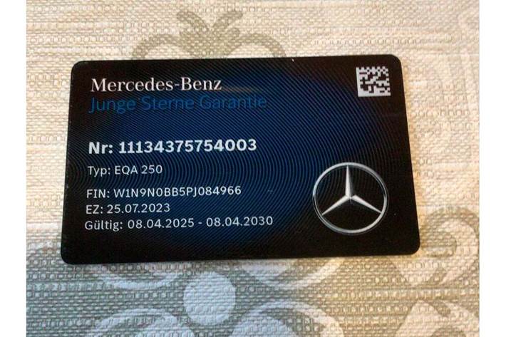 Sølv Mercedes EQA250 fra 2023