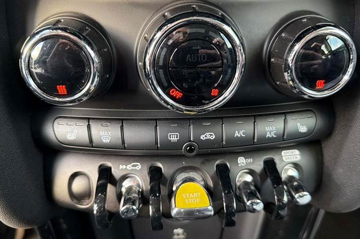Sølv Mini Cooper SE fra 2023