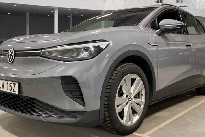 Grå VW ID.4 fra 2023 set udefra