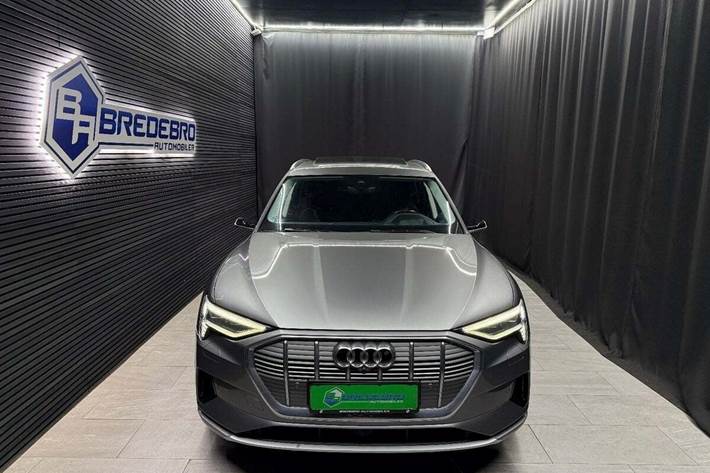 Grå Audi e-tron fra 2019