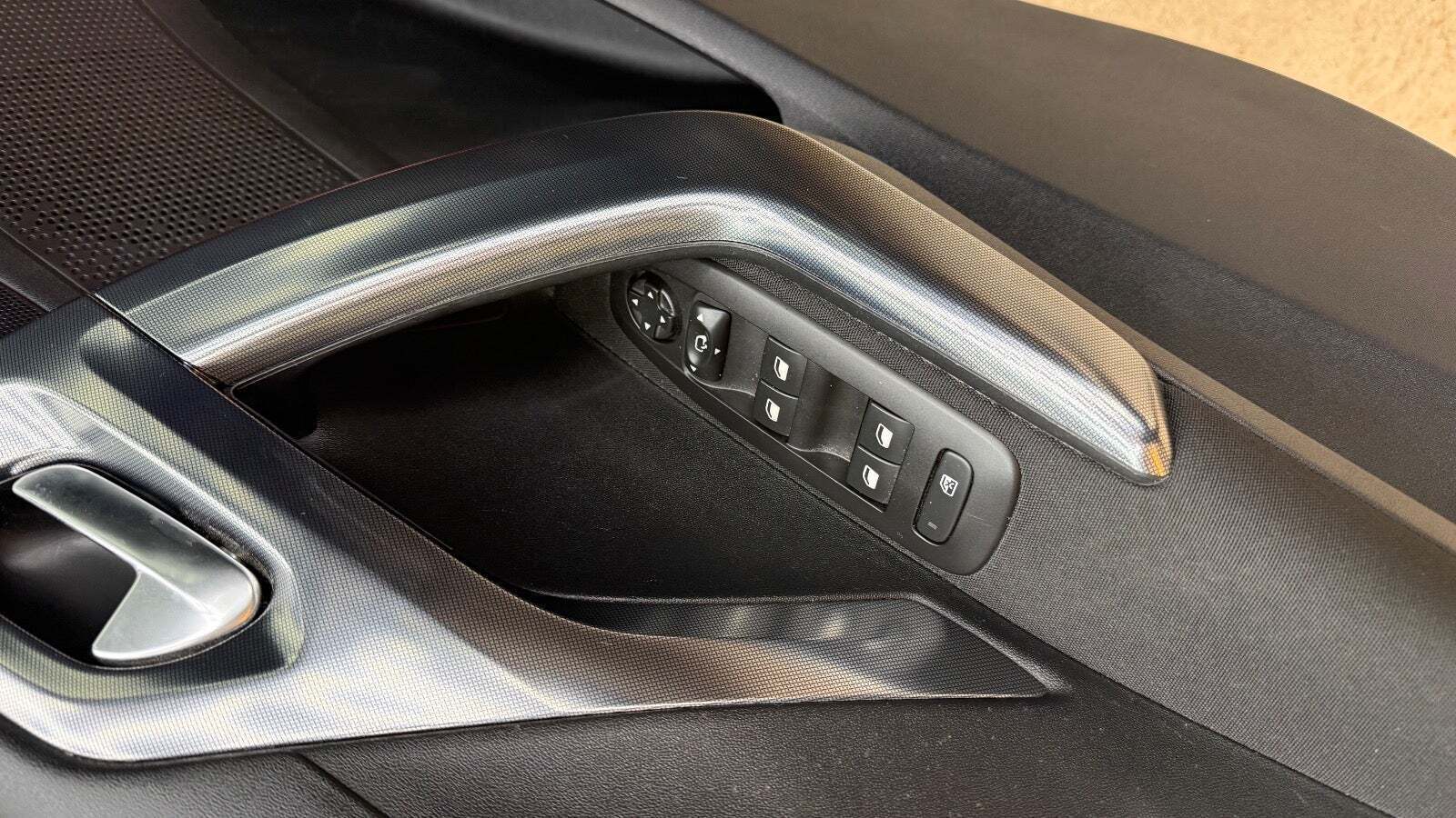 Sort Peugeot 2008 fra 2019