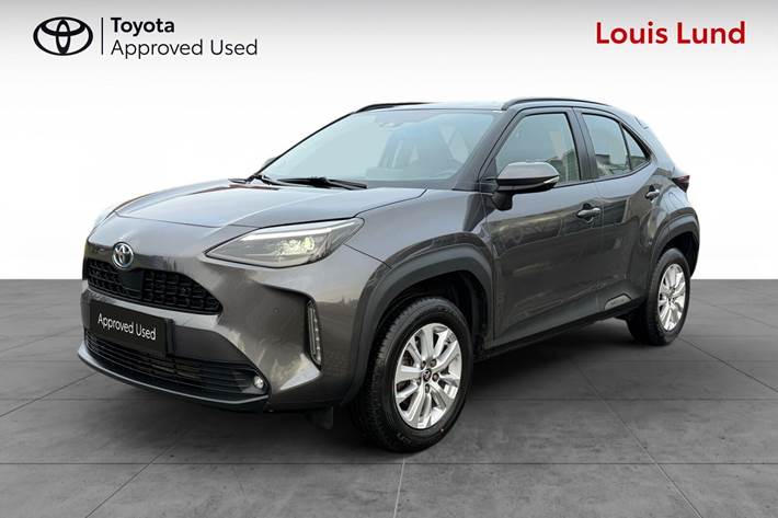 Grå Toyota Yaris Cross fra 2023 set udefra