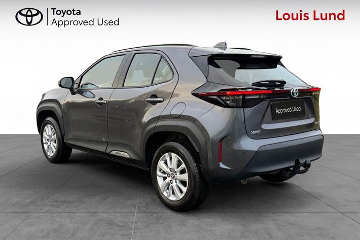 Grå Toyota Yaris Cross fra 2023