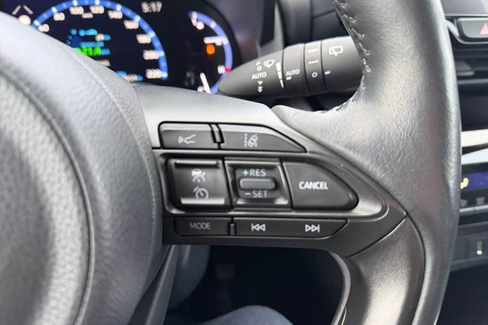 Grå Toyota Yaris Cross fra 2023