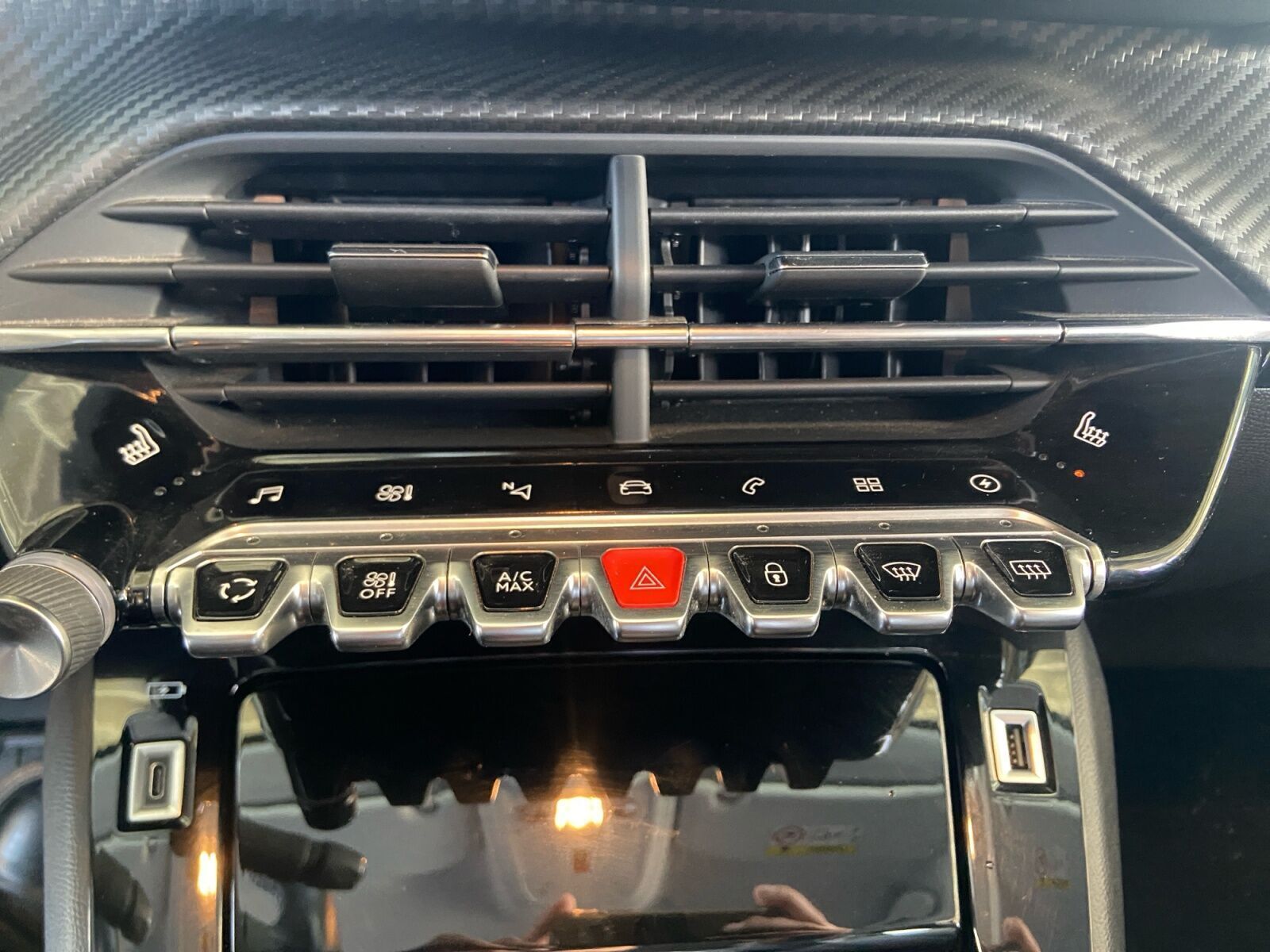 Rød Peugeot e-208 fra 2021