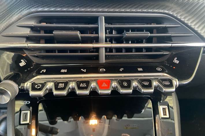 Rød Peugeot e-208 fra 2021