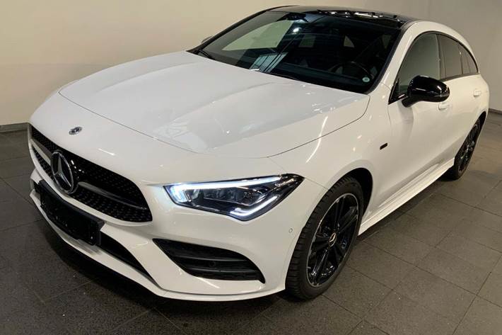 Hvid Mercedes CLA250 e fra 2021 set udefra