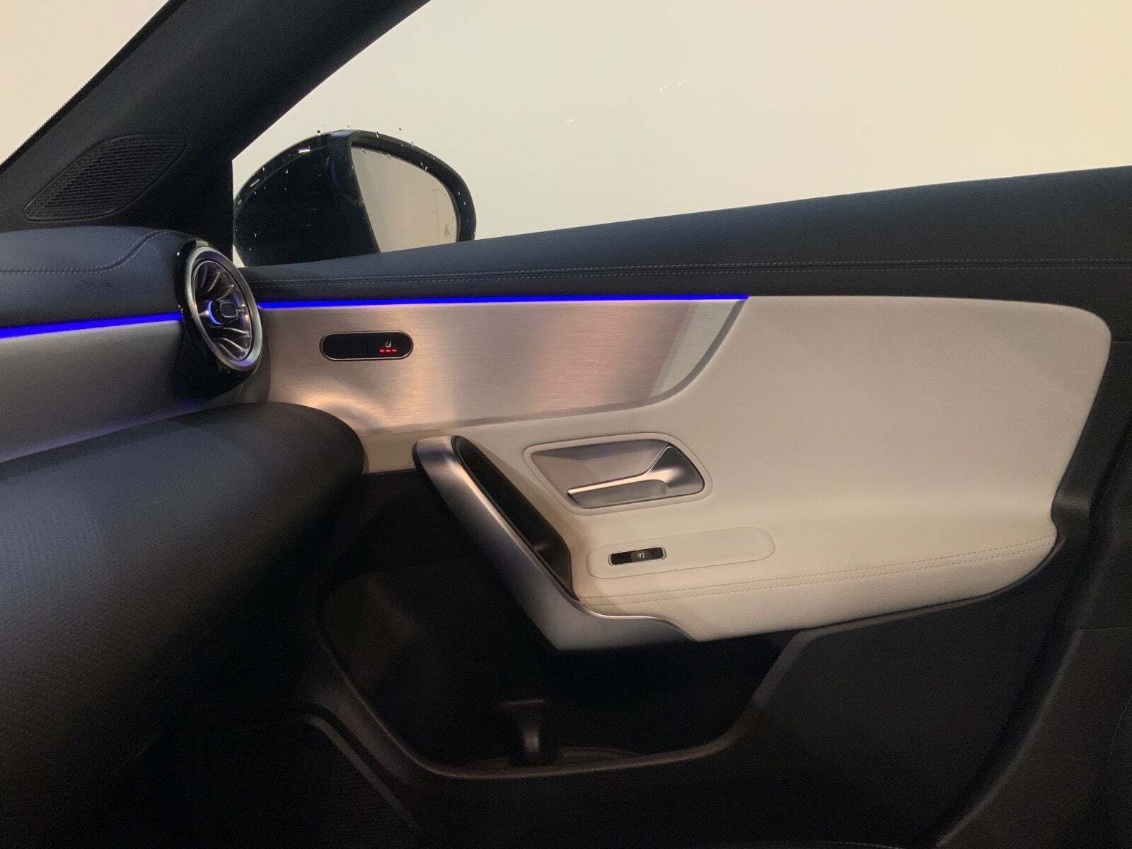 Hvid Mercedes CLA250 e fra 2021