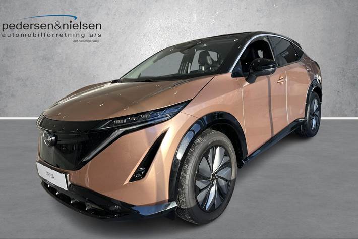 Kobber Nissan Ariya fra 2025 set udefra