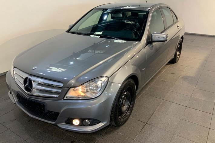 Grå Mercedes C180 fra 2012 set udefra