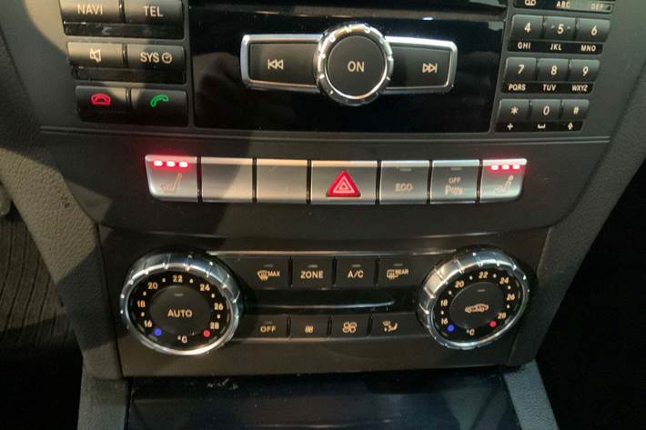 Grå Mercedes C180 fra 2012