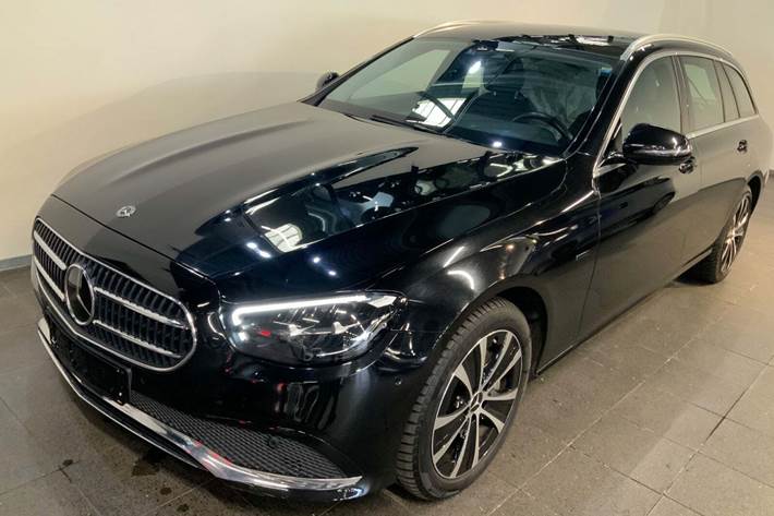 Sort Mercedes E300 de fra 2021 set udefra