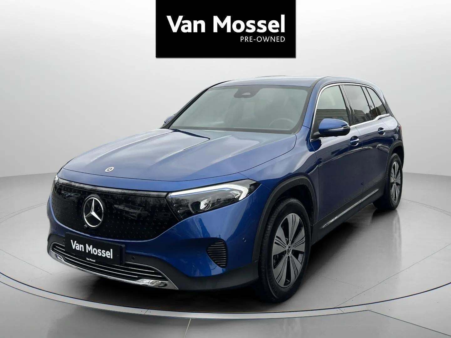 Blå Mercedes EQB250+ fra 2024