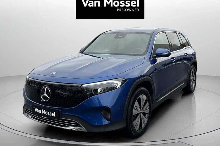Blå Mercedes EQB250+ fra 2024 set udefra