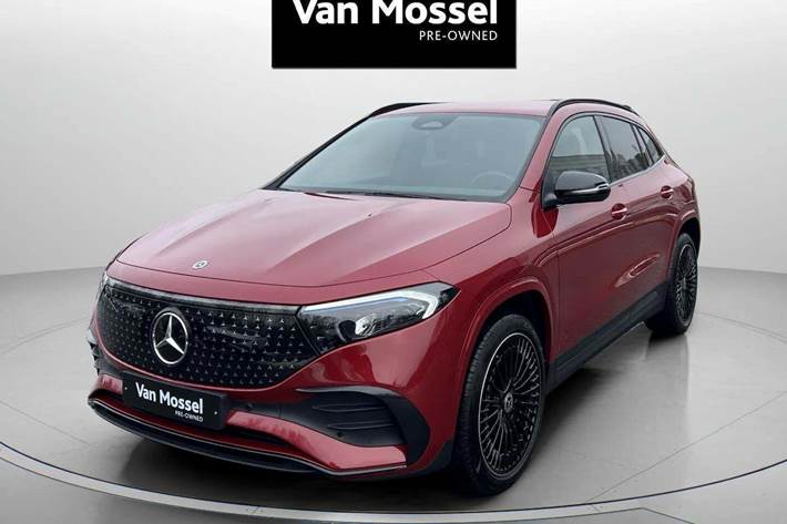 Rød Mercedes EQA250+ fra 2025 set udefra