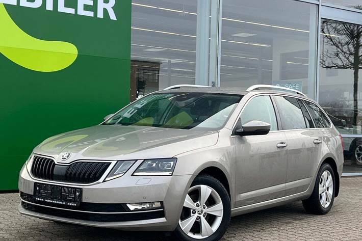 Beige Skoda Octavia fra 2019 set udefra