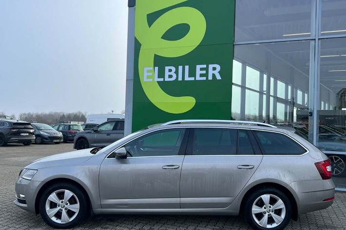 Beige Skoda Octavia fra 2019