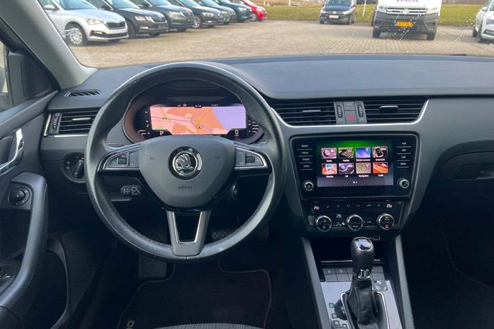 Beige Skoda Octavia fra 2019