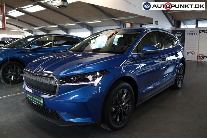 Blå Skoda Enyaq fra 2024 set udefra