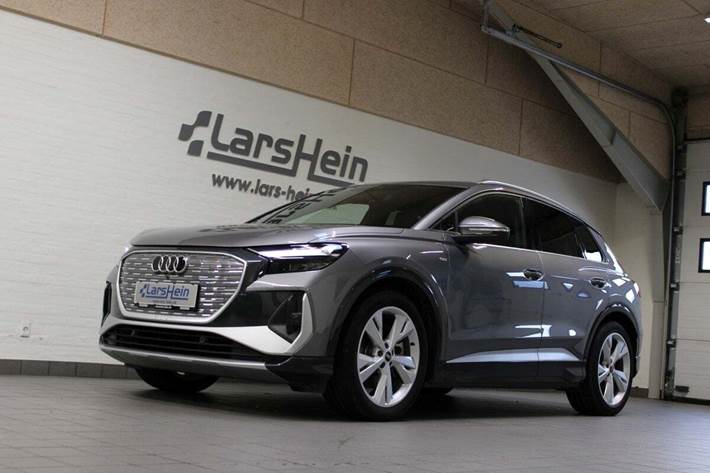 Grå Audi Q4 e-tron fra 2024 set udefra