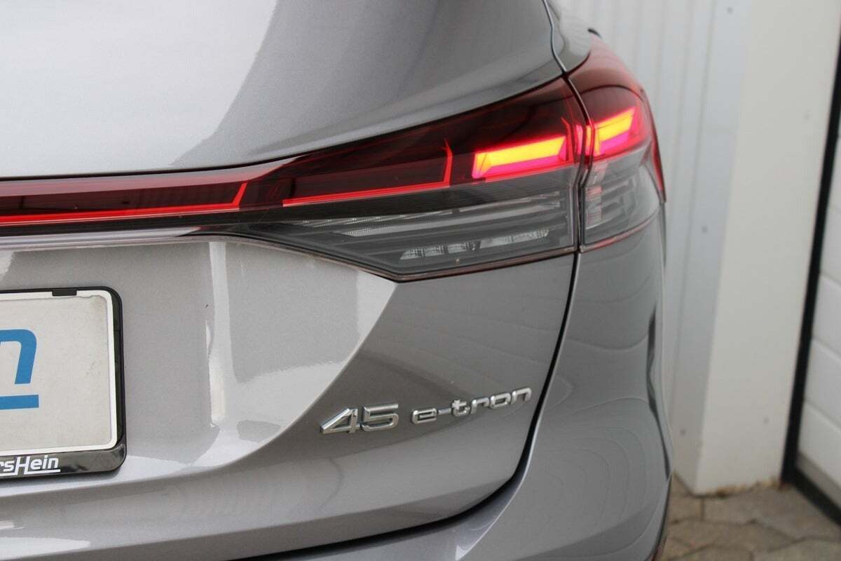 Grå Audi Q4 e-tron fra 2024