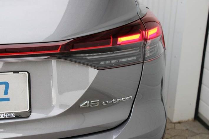 Grå Audi Q4 e-tron fra 2024