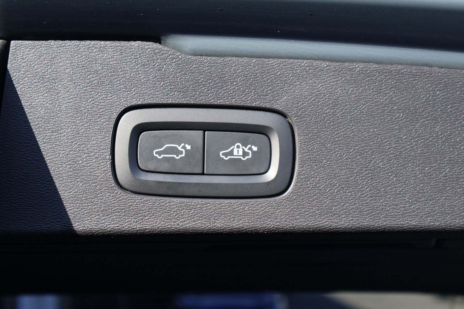 Grå Volvo V60 fra 2023