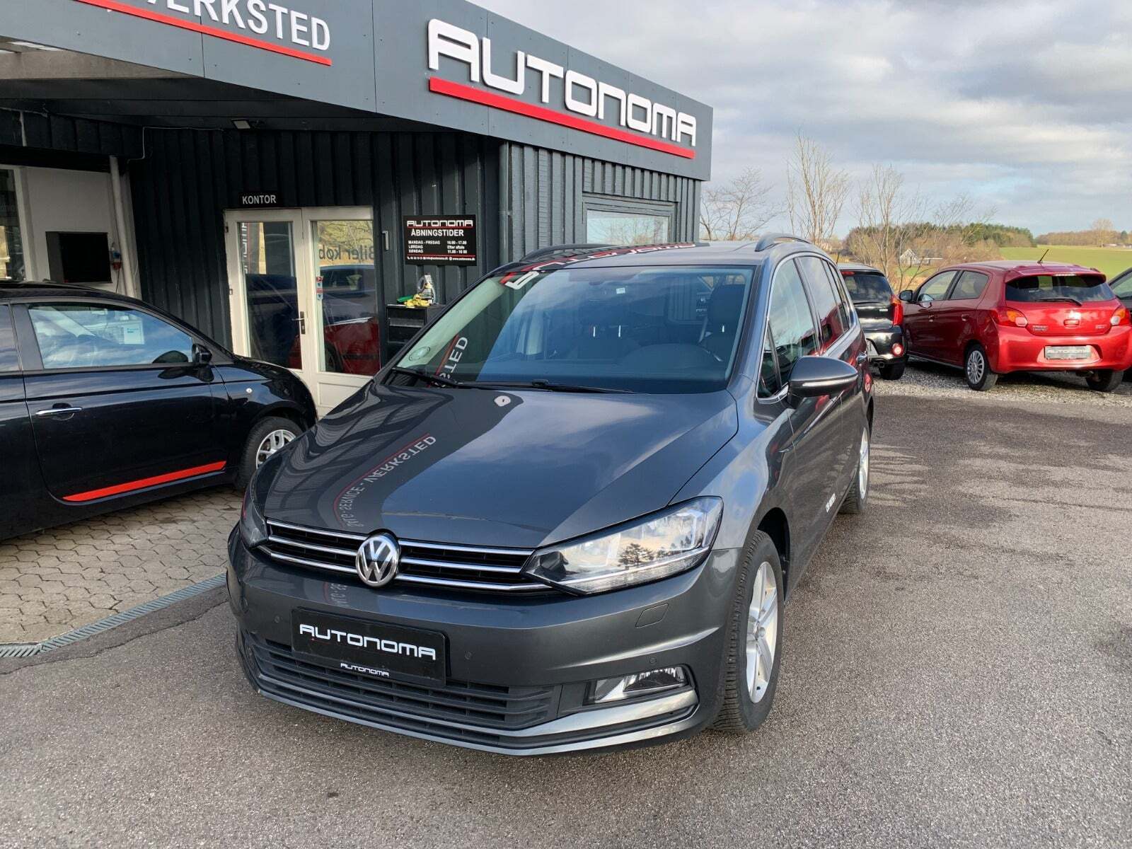 Grå VW Touran fra 2017